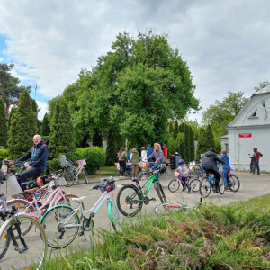 Rajd rowerowy "Na wiosennym szlaku" - punkt kontrolny biblioteka