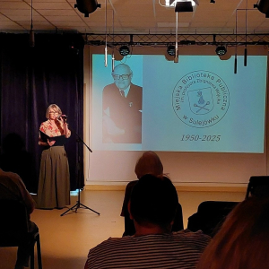 Prezentacja dorobku biblioteki przez dyrektor Iwonę Zbroszczyk