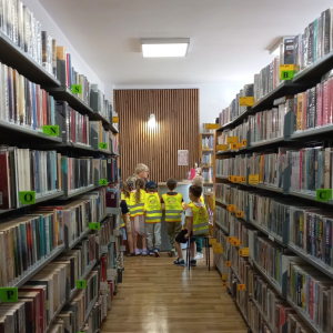 Goście przy ladzie bibliotecznej