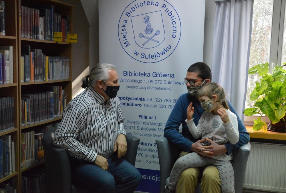 Spotkanie Marcina MIchała Wiśniewskiego z autorem recenzji jego książki w Miejskiej Bibliotece Publicznej w Sulejówku